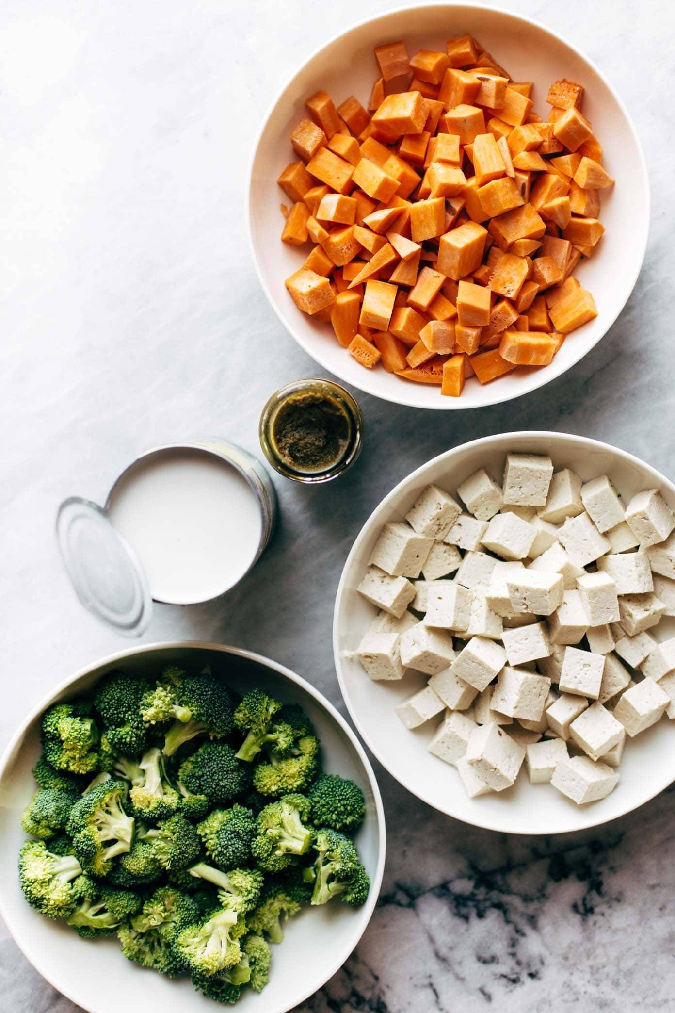 5-Ingredient Green Curry! packed with tons of veggies, an easy green curry sauce, and finished with golden raisins and cilantro. Easy! | pinchofyum.com