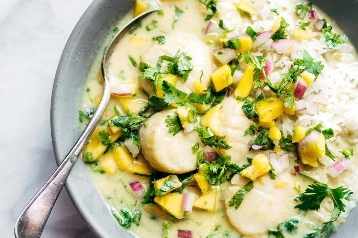 Green Curry Scallops | pinchofyum.com