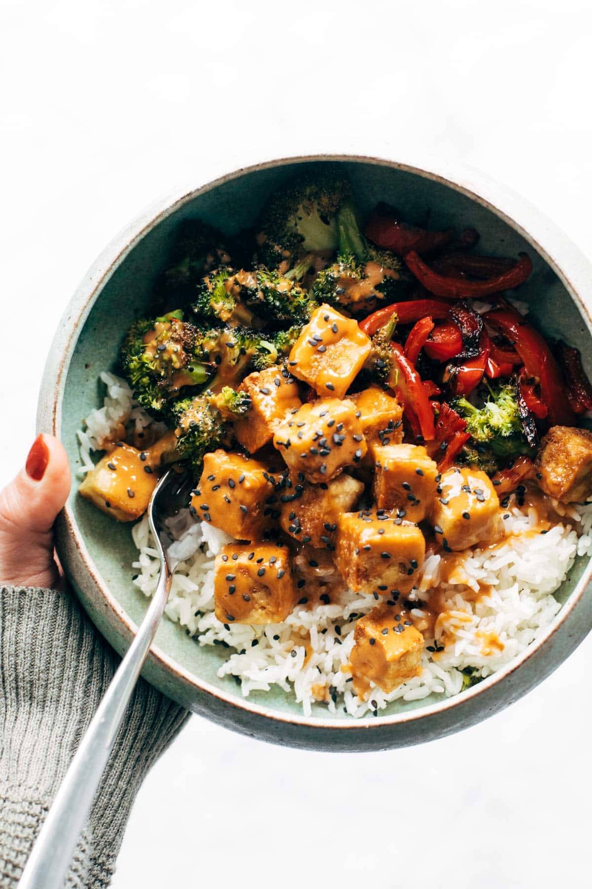 Peanut tofu bowl with veggies.